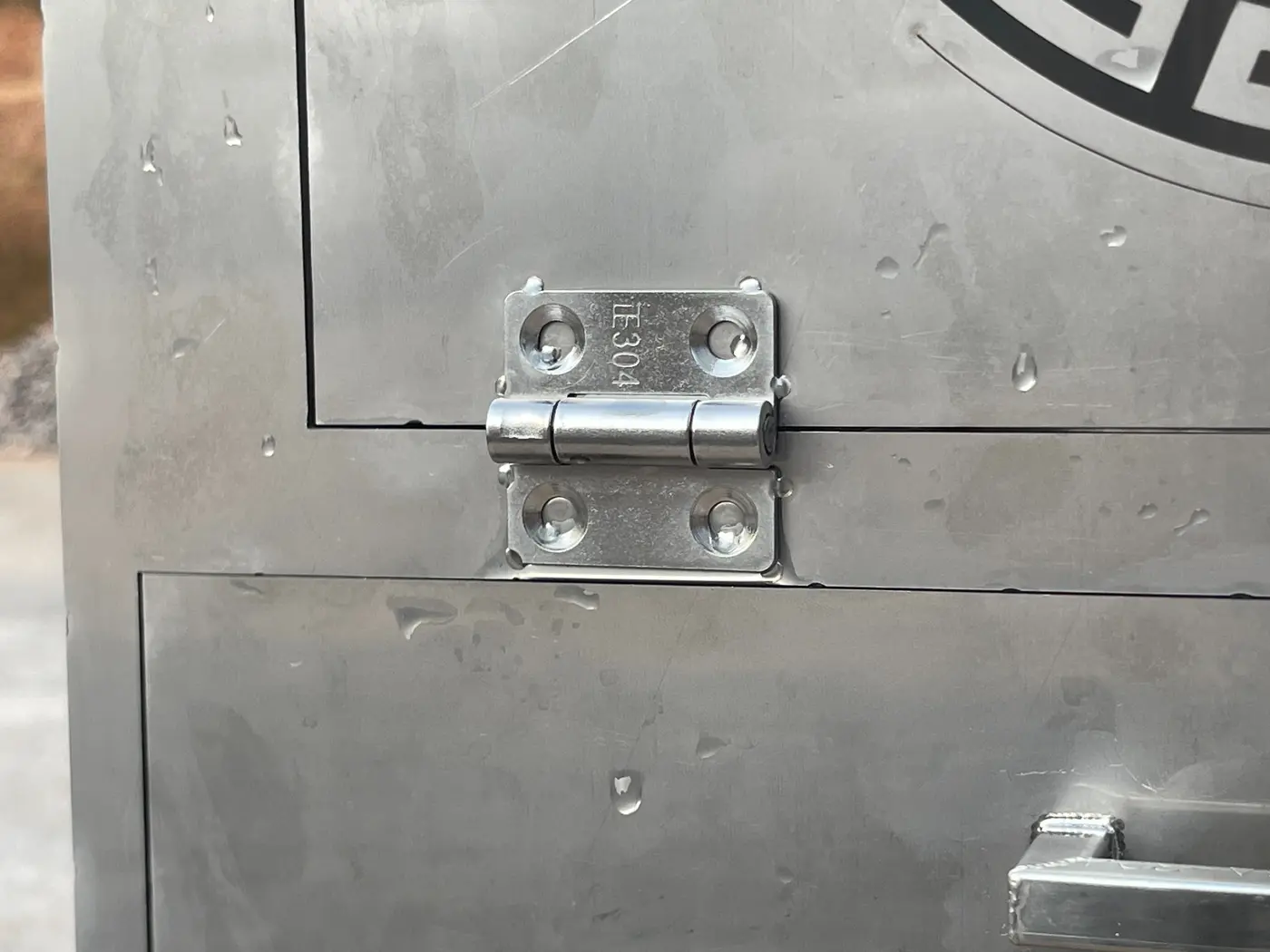 Bản lề inox 304 trên cửa lò hóa vàng gia đình